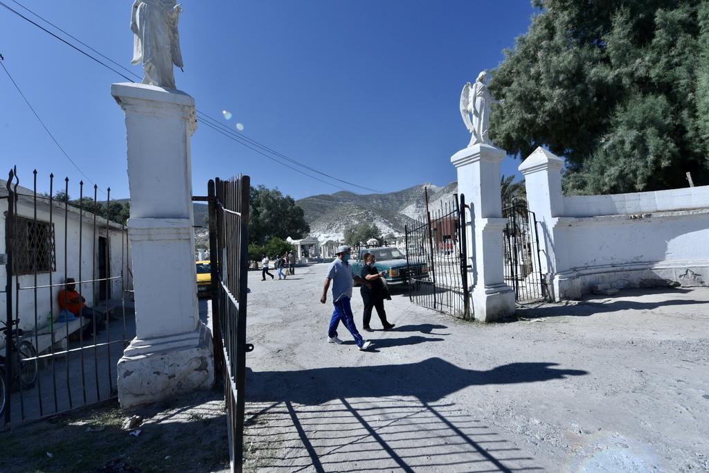 Según la Unidad de Protección Civil de Torreón, la asistencia el día de ayer a los cementerios fue baja.