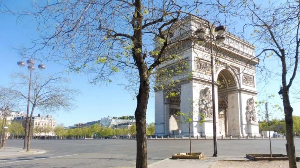 El Arco del Triunfo y la explanada de los Campos de Marte de París tuvieron que ser evacuados este martes por las fuerzas del orden tras una amenaza de bomba en el primer enclave y el hallazgo de un paquete con municiones en el segundo. (ESPECIAL) 
