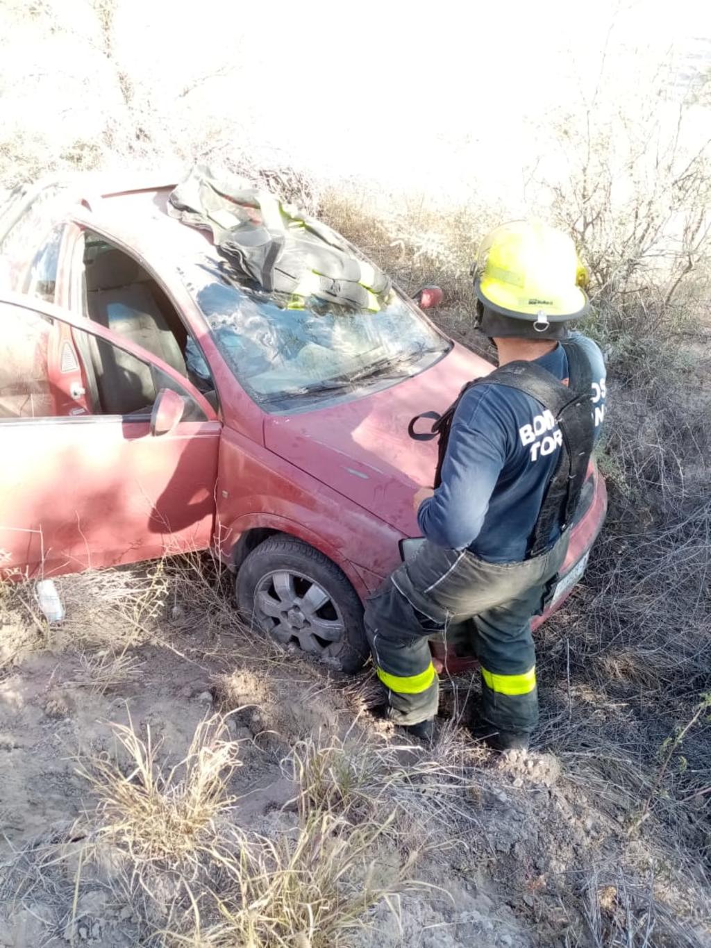 El responsable del accidente se identificó como Abraham, de 33 años de edad, quien manejaba una camioneta de la marca Chevrolet, línea Tornado, en color rojo.
(EL SIGLO DE TORREÓN)