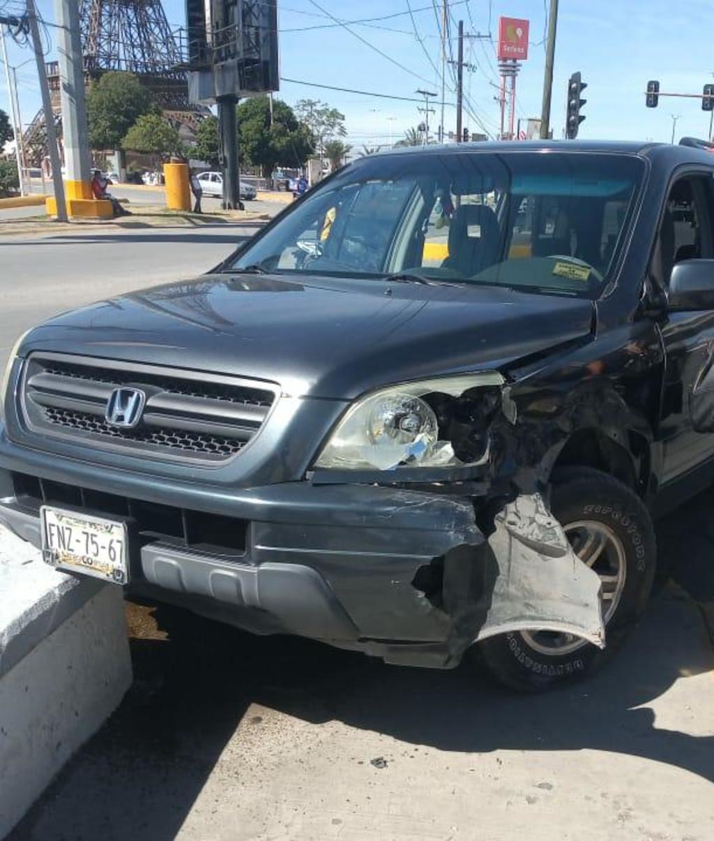 La unidad se impactó contra una camioneta Honda, color gris, misma que circulaba sobre los carriles de Lerdo a Torreón del bulevar Miguel Alemán y era tripulada por Olivia de 55 años. (EL SIGLO DE TORREÓN)