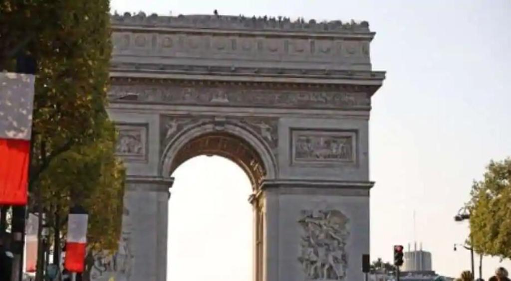 La policía francesa canceló hoy la alerta sobre el Arco del Triunfo y la explanada de los Campos de Marte de París, que fueron evacuados este martes por las fuerzas del orden tras una amenaza de bomba que resultó falsa. (ESPECIAL) 