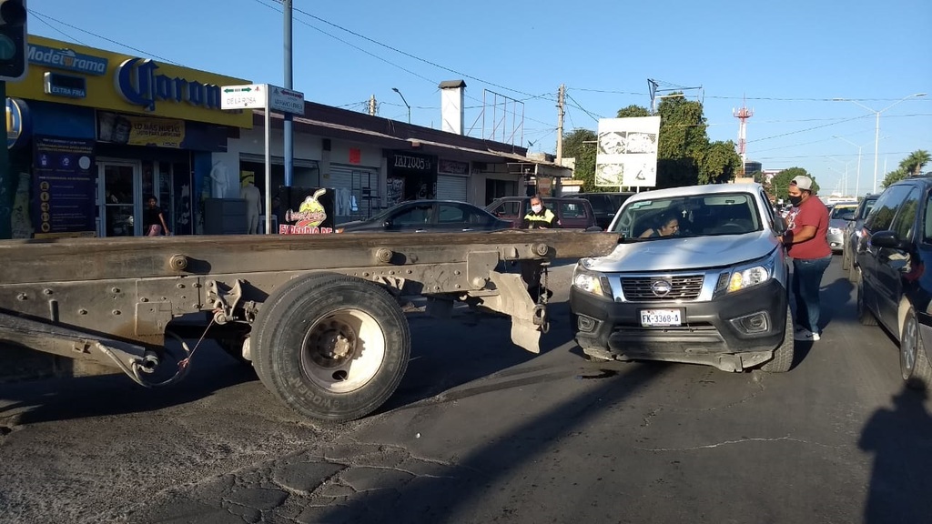 El accidente ocurrió cerca de las 18:00 horas del lunes en el cruce de las calles Mariano Urrea y De la Rosa. (EL SIGLO DE TORREÓN)