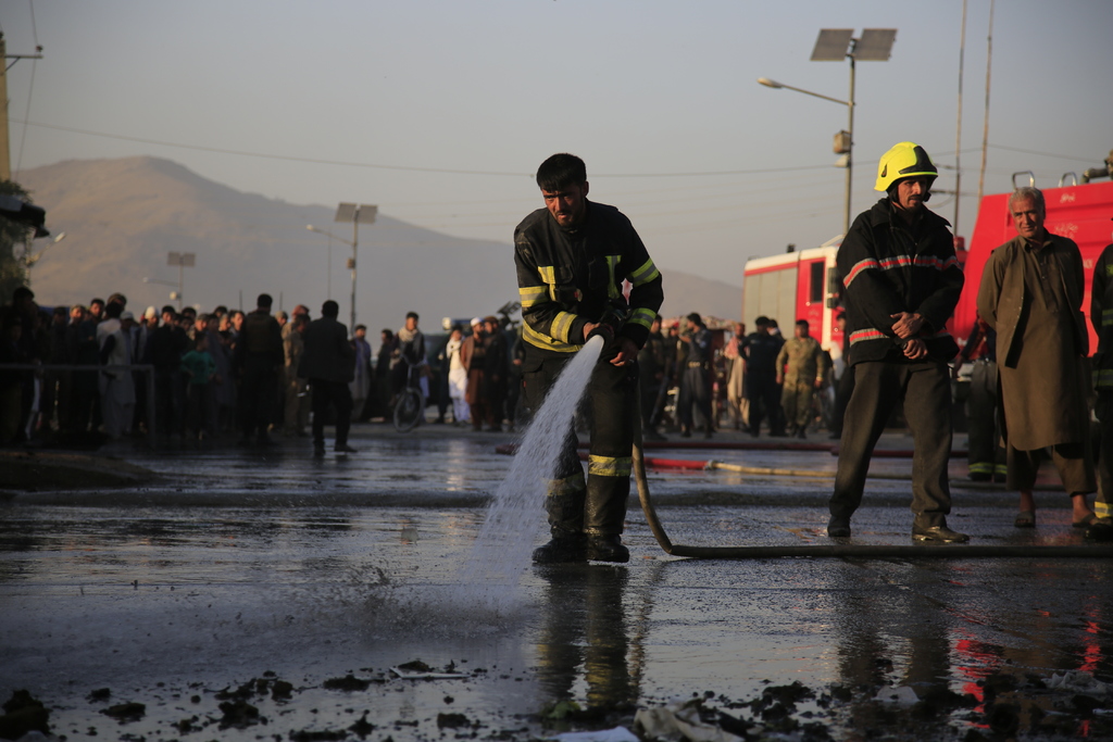 Al menos quince personas murieron, entre ellas una decena de insurgentes, y 34 resultaron heridas este martes en un ataque con varios vehículos bomba contra una base policial, que se prolongó durante nueve horas, en el sureste de Afganistán. (AP) 