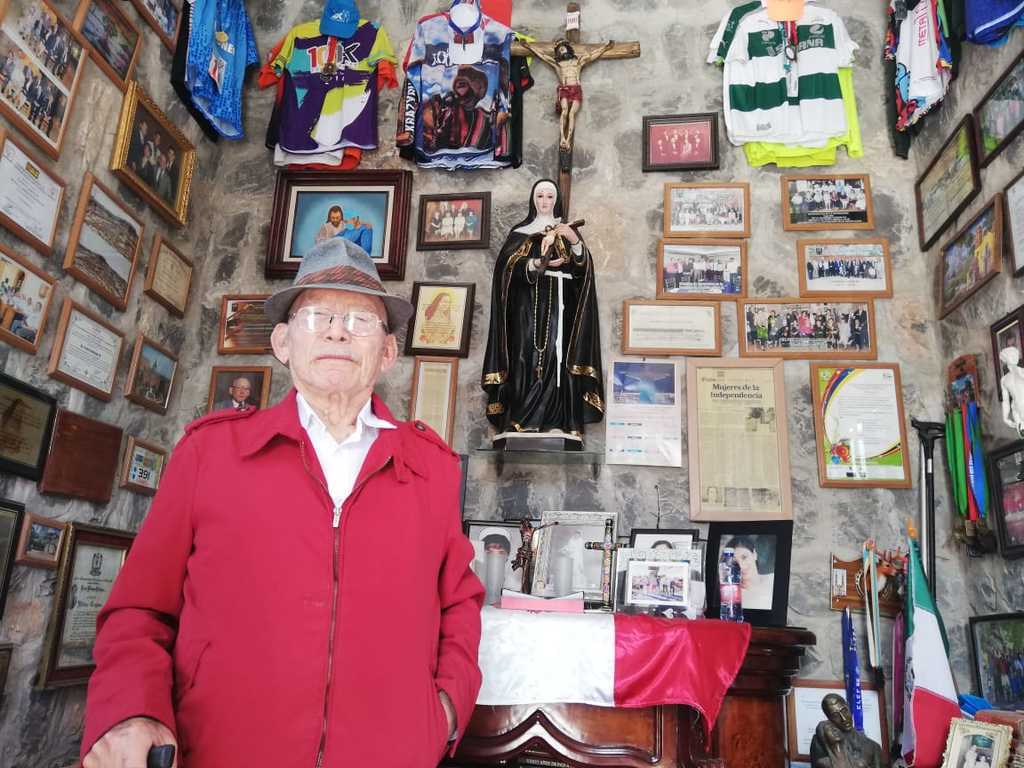 El 'Doc Runner' dejó como legado material, la capilla de Santa Rita de Casia, adornada con playeras y medallas de carreras atléticas. (ARCHIVO)