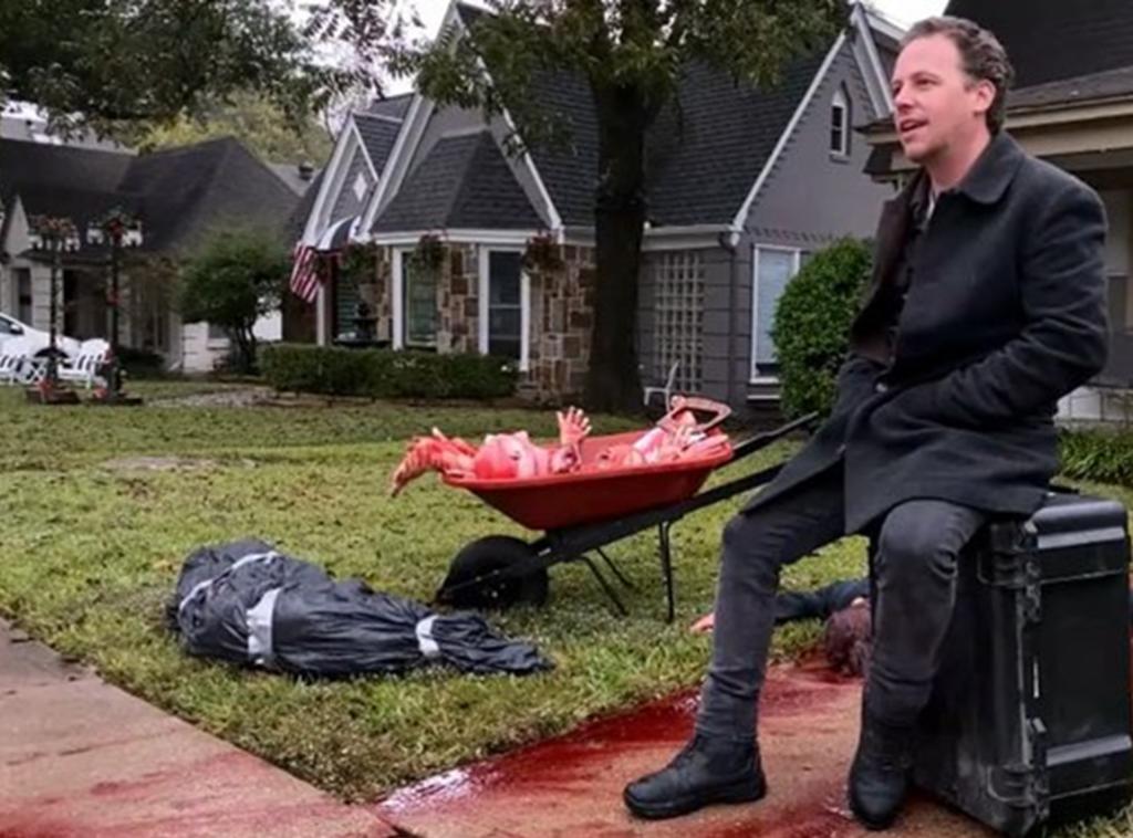 Cadáveres falsos y charcos de sangre simulados pueden verse en techo y patio. (INTERNET)