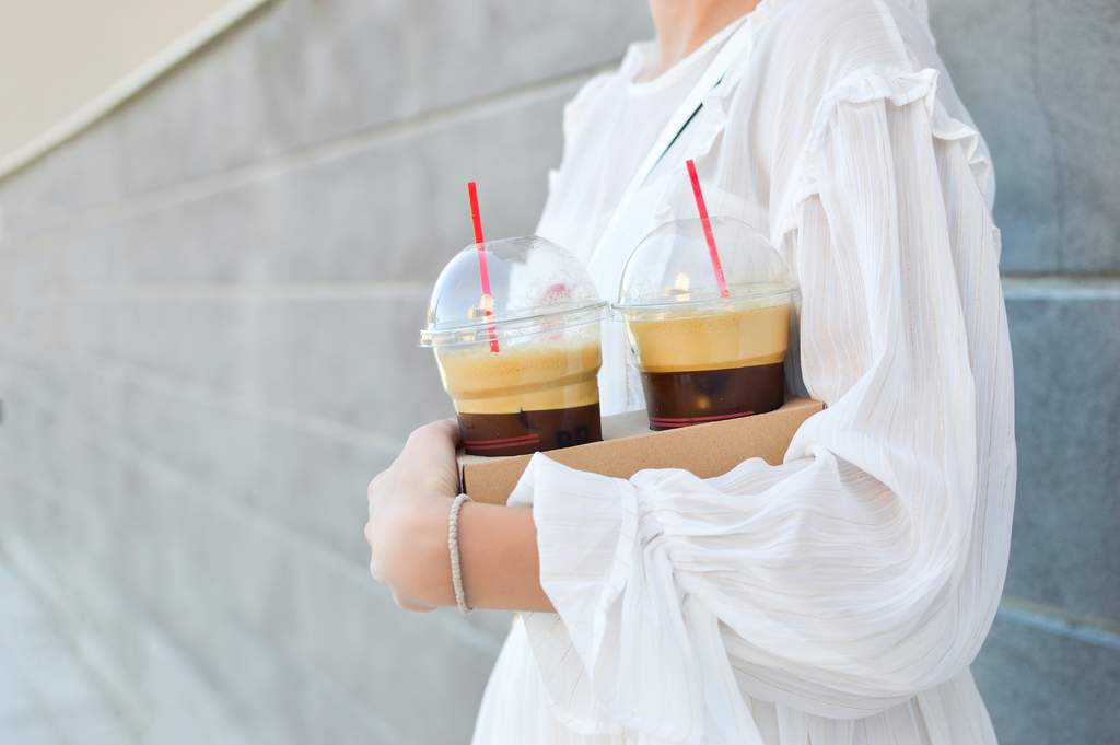 El café frío se ha vuelto una alternativa para todos aquellos quienes no disfrutan las bebidas calientes, o simplemente buscan probar cosas nuevas. (ESPECIAL)
