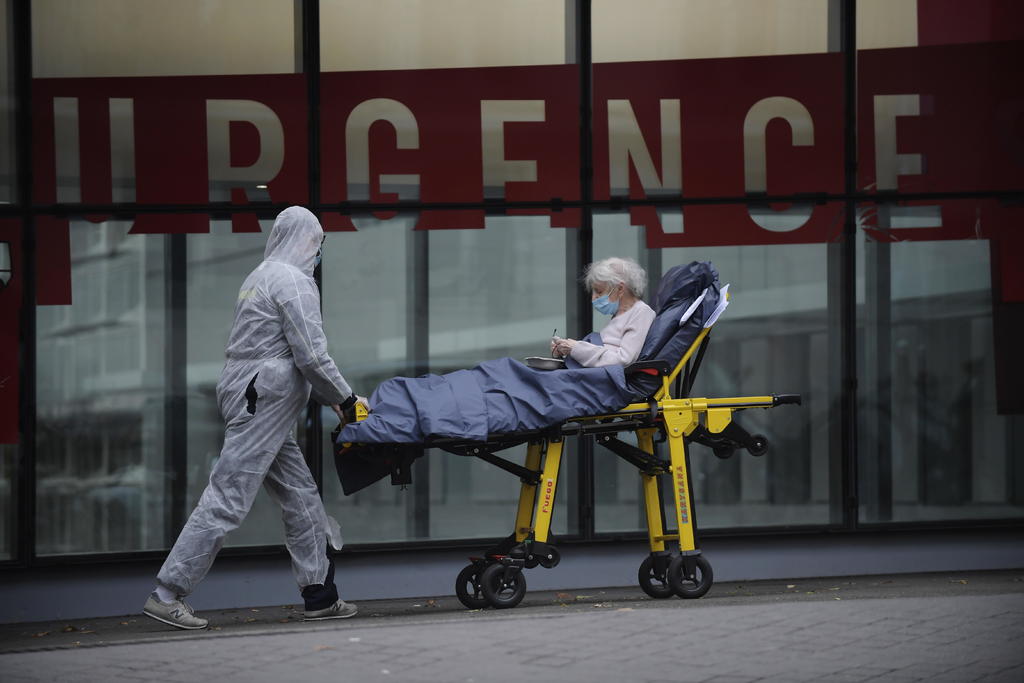 El presidente francés, Emmanuel Macron, anunció este miércoles un nuevo confinamiento nacional, de un mes y menos estricto que el impuesto en marzo, para intentar frenar la expansión de la pandemia de coronavirus en el país. (EFE) 
 