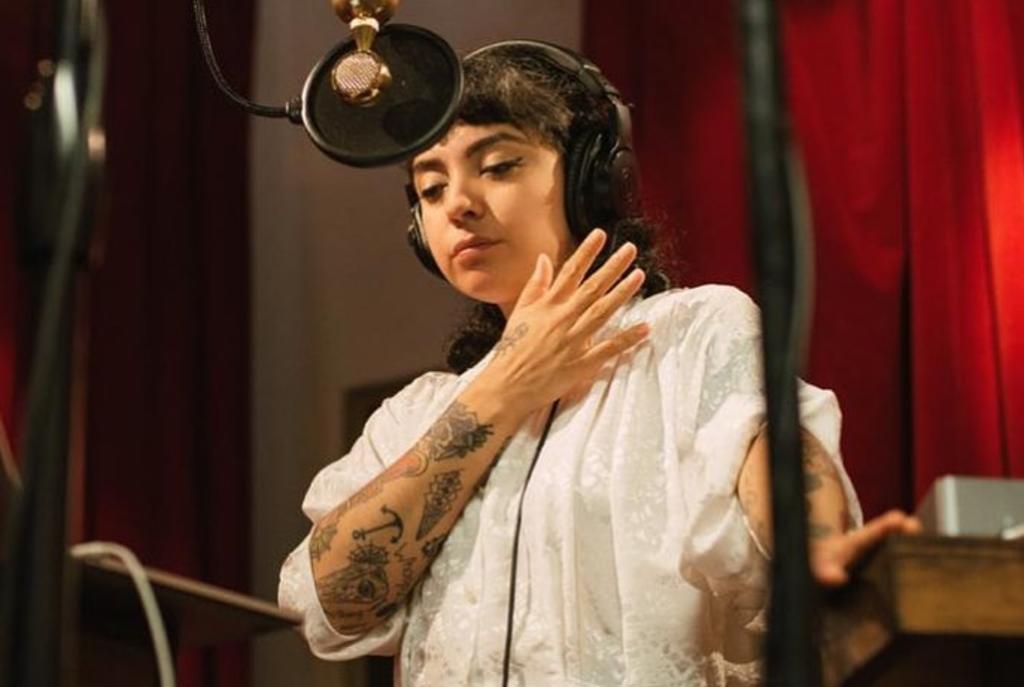 La artista chilena Mon Laferte prepara su próximo disco, que prevé que saldrá en 2021, en el que se adentra en la música de México. (INSTAGRAM) 