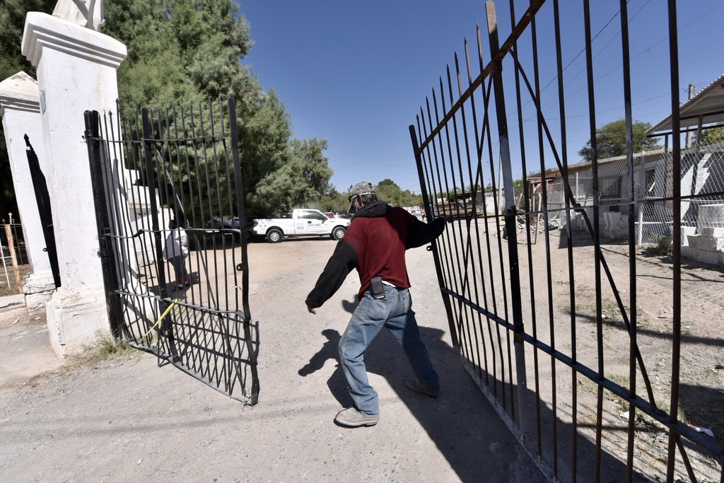 Autoridades estatales y municipales realizaron ayer por la mañana un recorrido en el Panteón Torreón donde detectaron falta de mantenimiento y se determinó que existían riesgos de accidentes. (ÉRICK SOTOMAYOR)