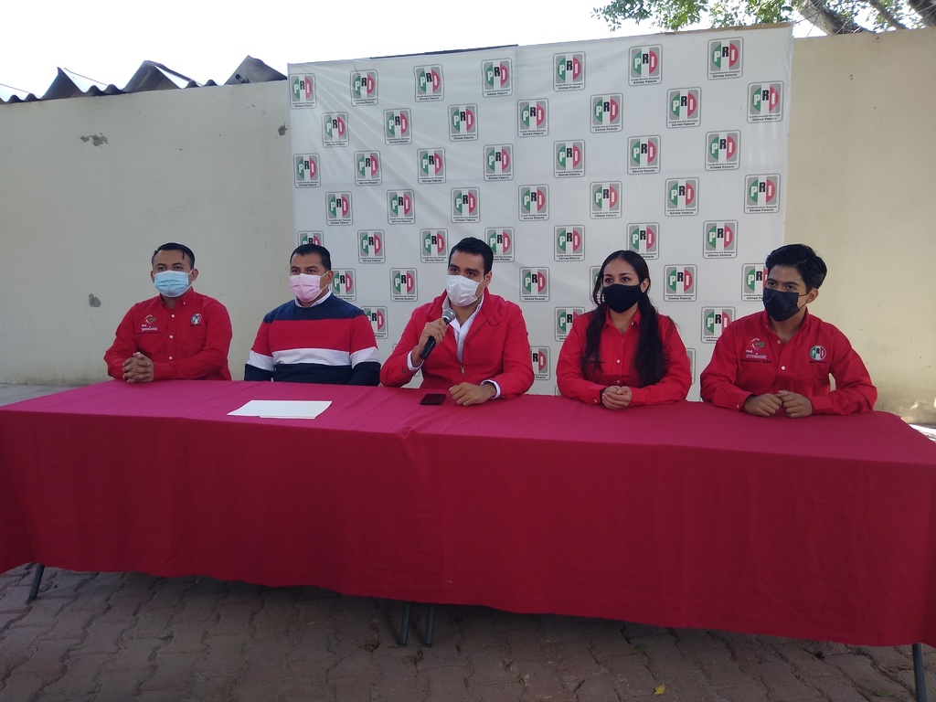 Integrantes de la Red de Jóvenes de México del PRI dieron a conocer la información sobre las becas.