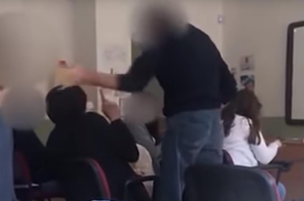 En las imágenes se aprecia al profesor agrediendo físicamente al joven después de que éste protestara por el uso del cubrebocas en el aula de clases (CAPTURA)  