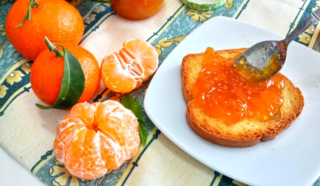 La mandarina se utiliza en todo tipo de preparaciones gastronómicas, como platillos con carne, pescado o mariscos; ensaladas, postres e incluso bebidas hechas con su pulpa y sus hojas. (ESPECIAL)