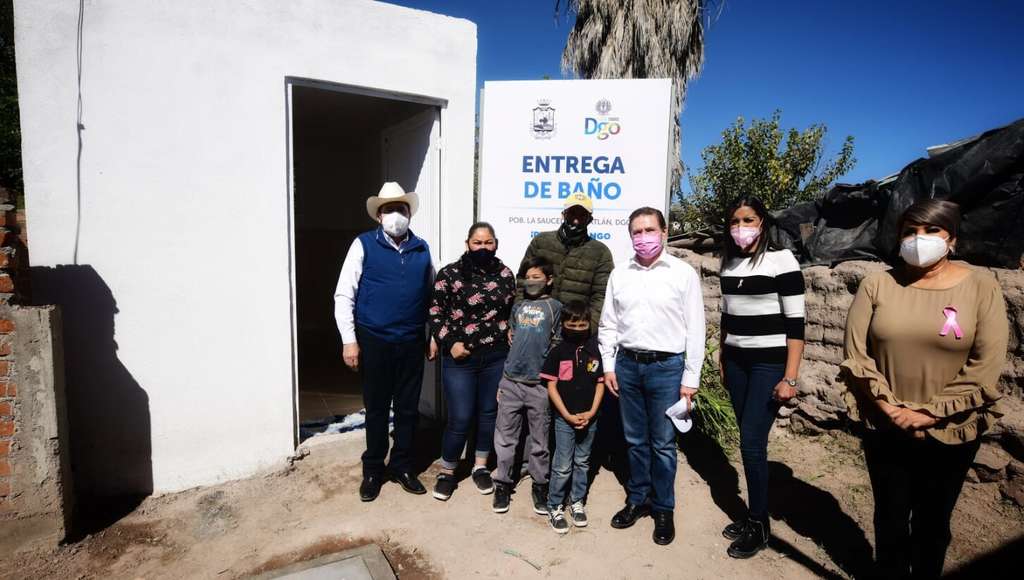 El gobernador de Durango, José Rosas Aispuro Torres, entregó 325 acciones de vivienda como cuartos adicionales. (CORTESÍA) 