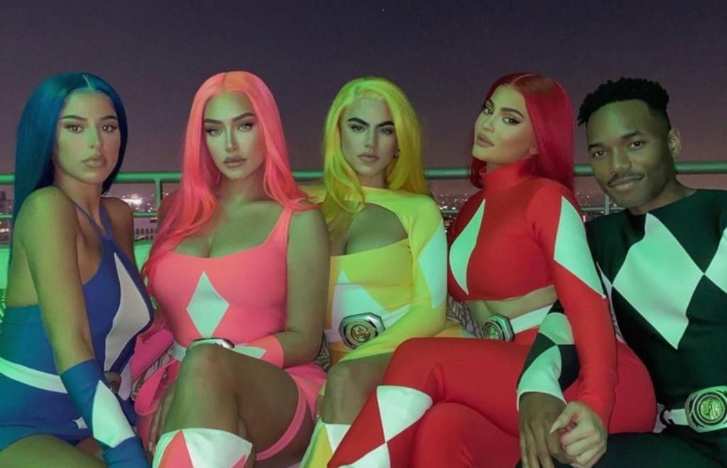 Kylie Jenner y Kim Kardashian no escatiman cuando se trata de celebrar Halloween, fecha ideal para que las celebridades muestren sus mejores y más extravagantes looks. (ESPECIAL)  
