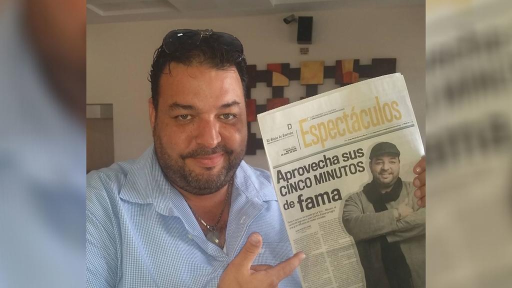 El cantautor, fue conocido por sus presentaciones locales, en donde su voz y su guitarra captaron la atención del público. (ESPECIAL)

