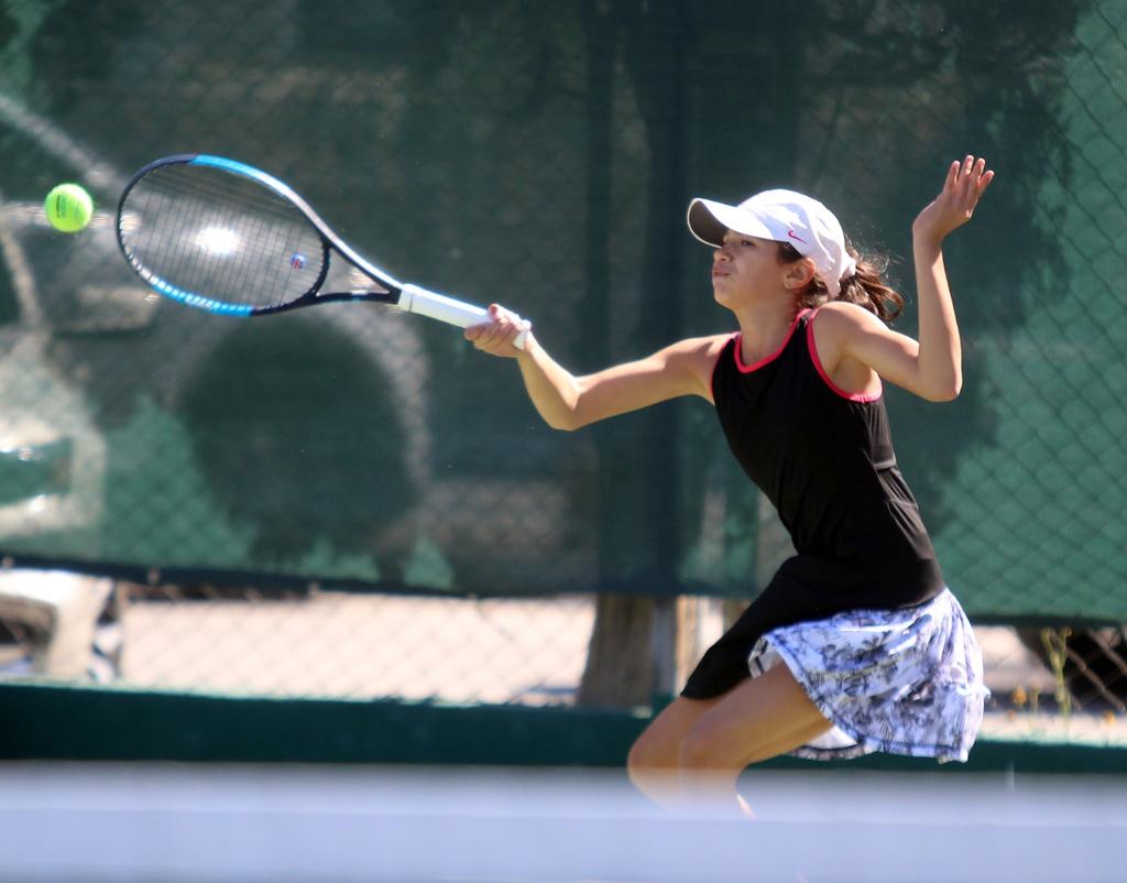 Con el objetivo de proseguir en el desarrollo deportivo de jóvenes tenistas mexicanas, se está llevando a cabo la primera edición del torneo “Laguna Invitational”, el cual ha convocado a 12 de las mejores jugadoras del ránking nacional. (ARCHIVO)