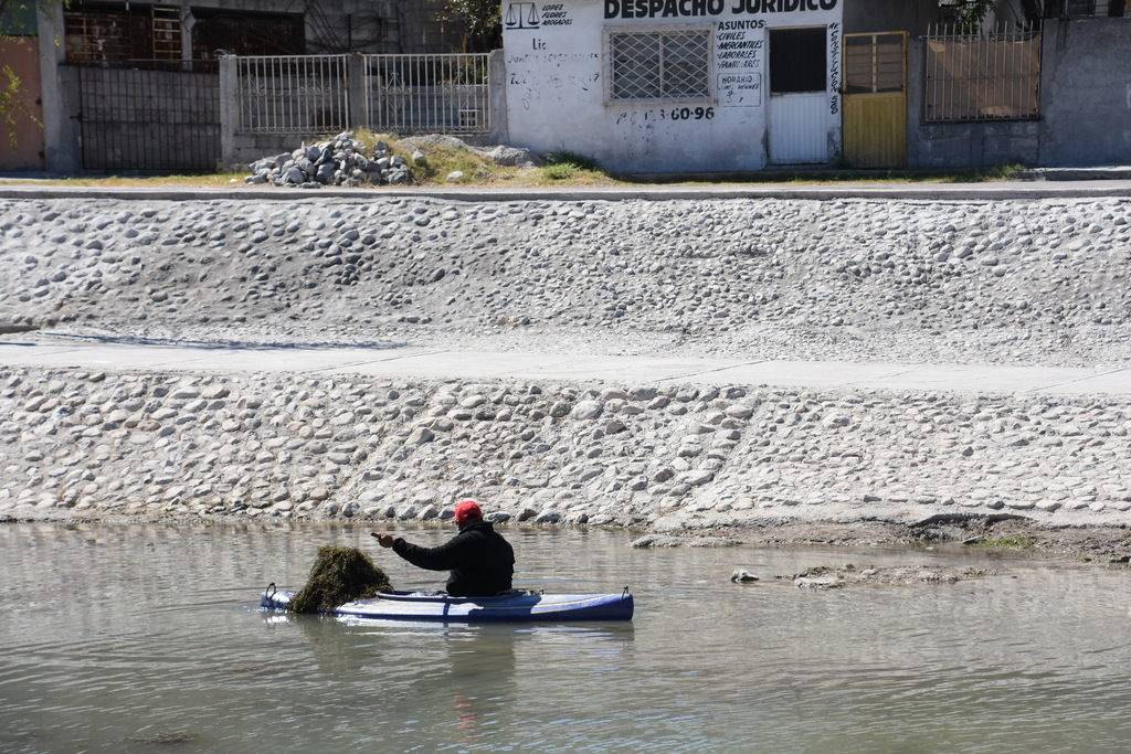 Con el apoyo de un kayak, el departamento de limpieza del Ayuntamiento de Monclova realizó mejoras en el río de la ciudad.