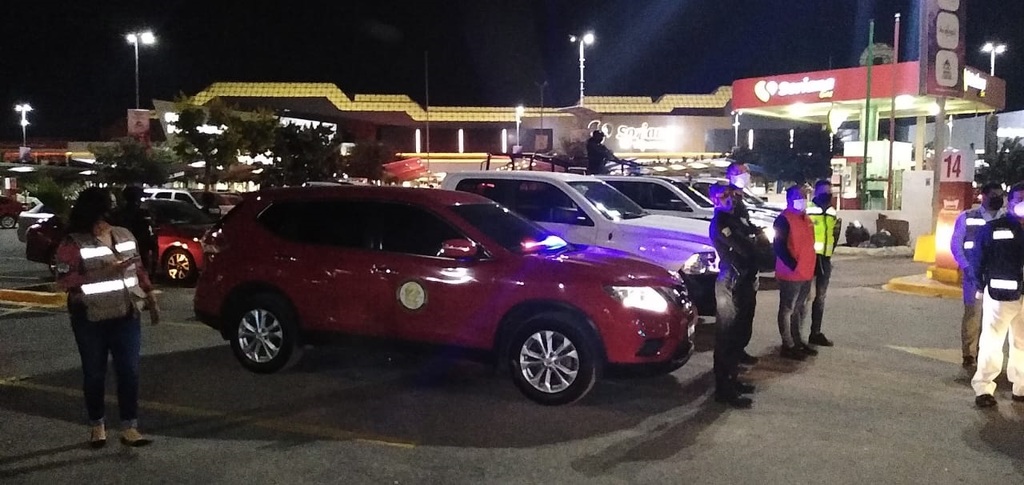 Las autoridades se reunieron en un estacionamiento de un centro comercial para coordinarse.
