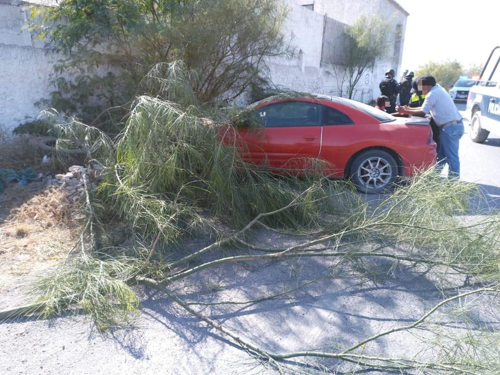 El accidente ocurrió cerca de las 10:45 de la mañana de este sábado en los carriles de circulación de Lerdo a Torreón del bulevar Ejército Mexicano, a unos metros del puente San Ignacio.
(EL SIGLO DE TORREÓN)