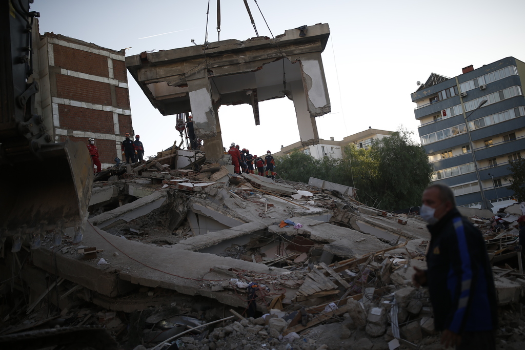 Todo el sábado ha sido una carrera contra el tiempo para los equipos de rescate que buscan supervivientes en la ciudad turca de Esmirna, sacudida por el terremoto que el viernes causó al menos 39 muertos en la provincia homónima. (AP) 