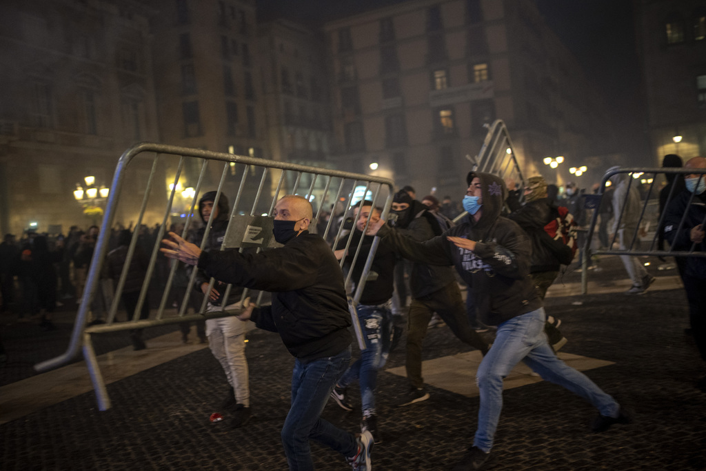Varias regiones españolas, entre ellas Cataluña, registraron manifestaciones violentas. (AP) 