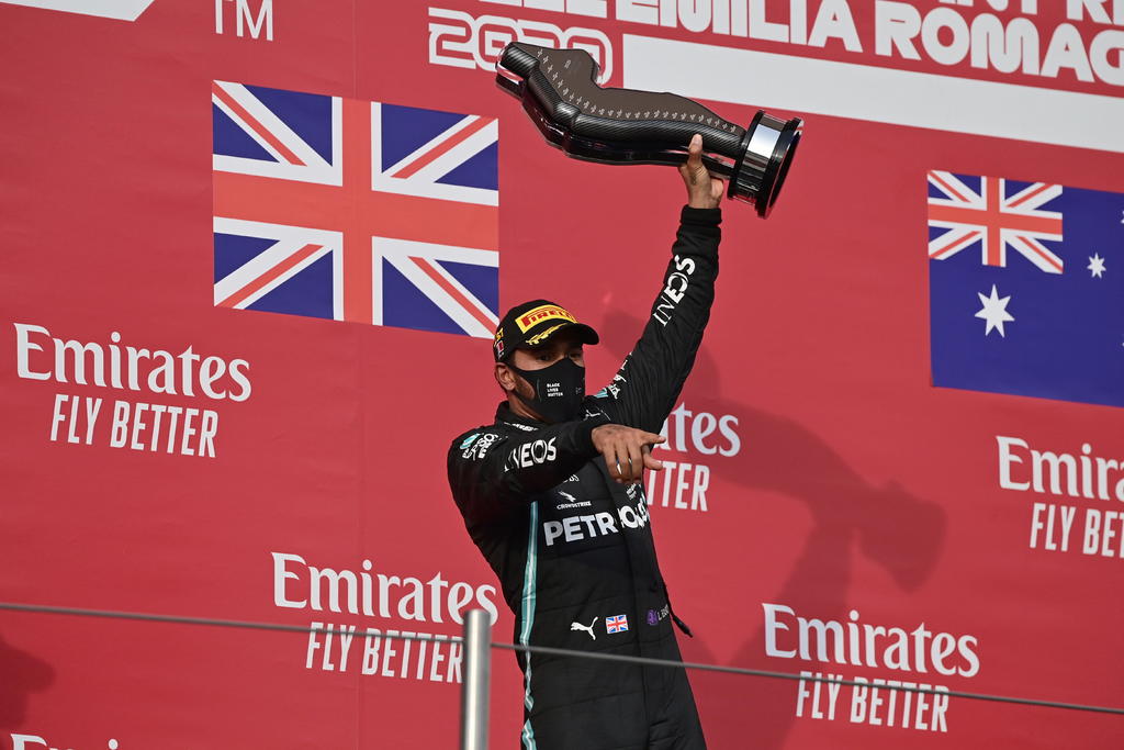  El británico Lewis Hamilton (Mercedes) se impuso este domingo en el Gran Premio de Emilia Romaña, decimotercera prueba del campeonato de Fórmula 1, y su equipo, que hizo doblete en Imola (Italia) por el infortunio del neerlandés Max Verstappen (Red Bull), ganó el título de constructores, el séptimo consecutivo. (EFE)