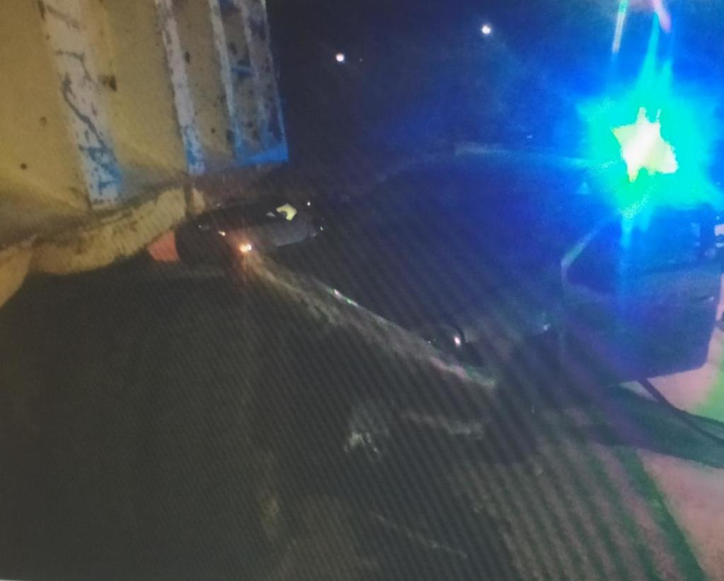 Un conductor abandonó su vehículo tras impactarse contra un camión de volteo frente a la colonia Francisco Sarabia de ciudad Lerdo. (EL SIGLO DE TORREÓN)