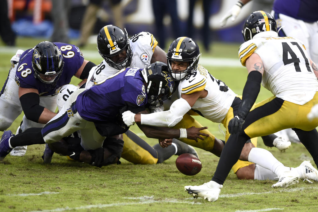 Ben Roethlisberger encabezó la remontada de los Steelers para ayudar a Pittsburgh a mantenerse como el único equipo invicto en la NFL. (ARCHIVO)