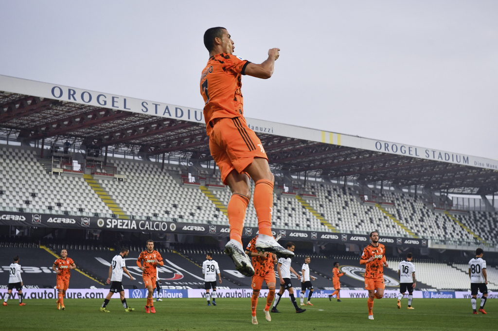 Celebra Cristiano Ronaldo tras marcar un gol, en la victoria de la Juventus 4-1 sobre Spezia. (AP)