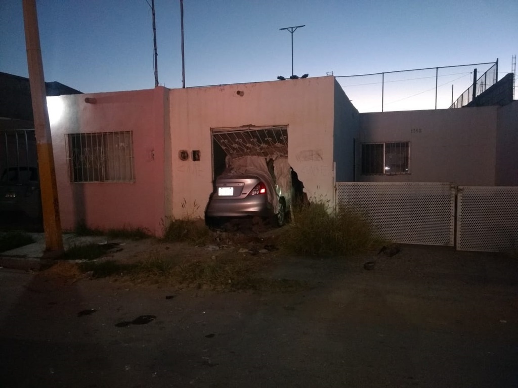 Vehículo destroza habitación de casa en Torreón