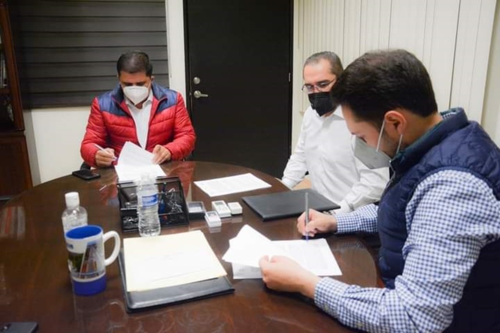 El alcalde de Lerdo firmó un convenio con el director general del CECyTE Durango para construir un plantel en La Loma.