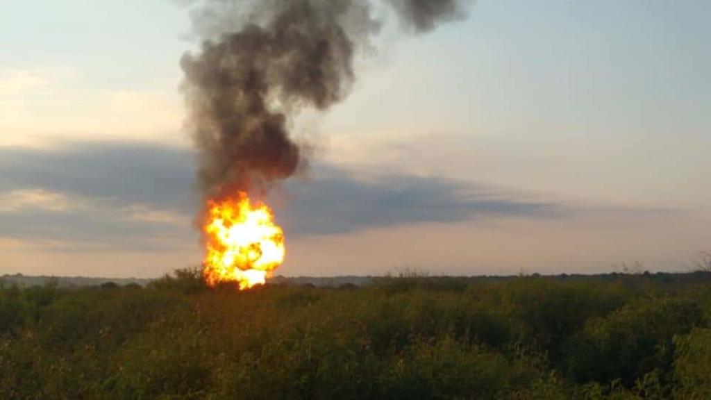 Un ducto de Petróleos Mexicanos estalló en el municipio rural de China, en Nuevo León, y provocó alarma entre los vecinos del sector. (TWITTER)