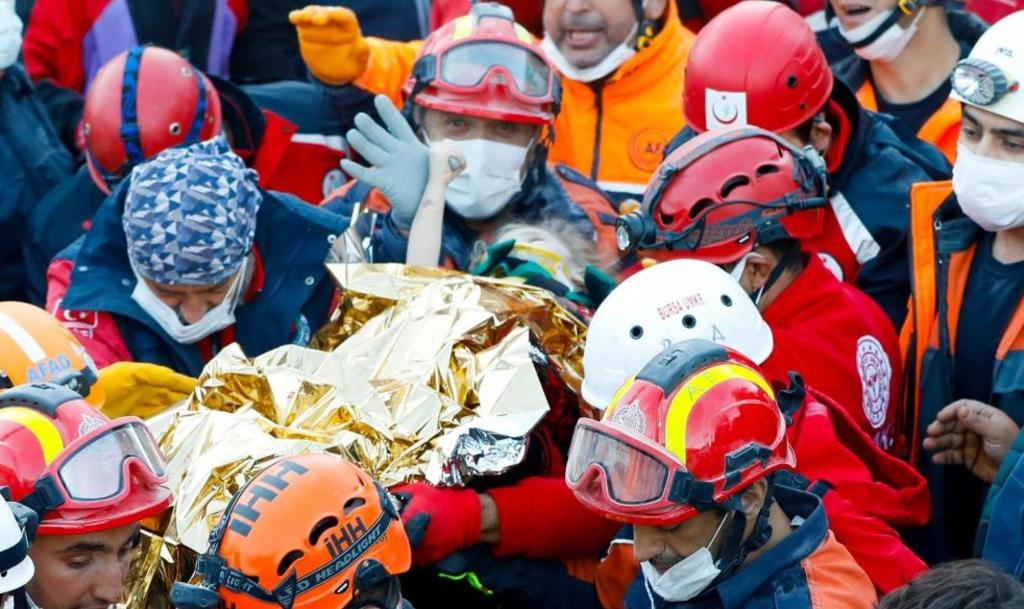 El rescate de la niña que permaneció enterrada 65 horas bajo los escombros, ha conmovido al público tras difundirse su historia en redes sociales (ESPECIAL) 
