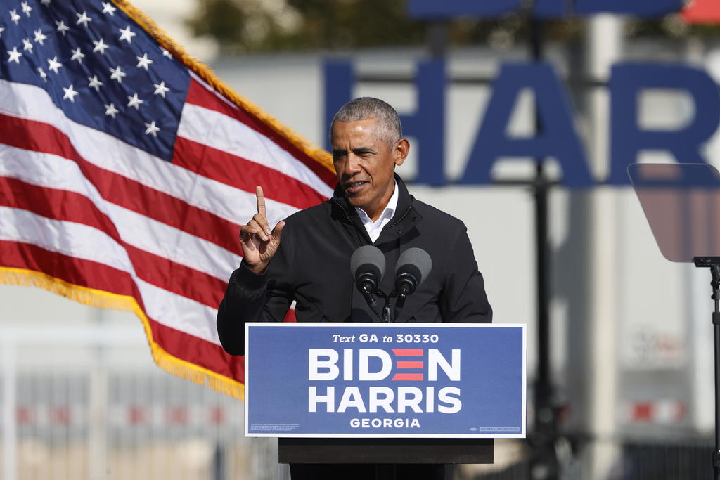  El expresidente estadounidense Barack Obama despidió este lunes en Miami la campaña del aspirante demócrata a la Casa Blanca, Joe Biden, en el estratégico estado de Florida, donde llamó a 'votar como si la vida dependiera de eso'. (EFE)