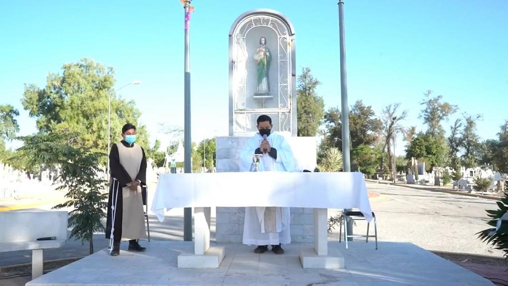 La misa de Día de Muertos fue oficiada por el sacerdote Juan Manuel Ortiz.