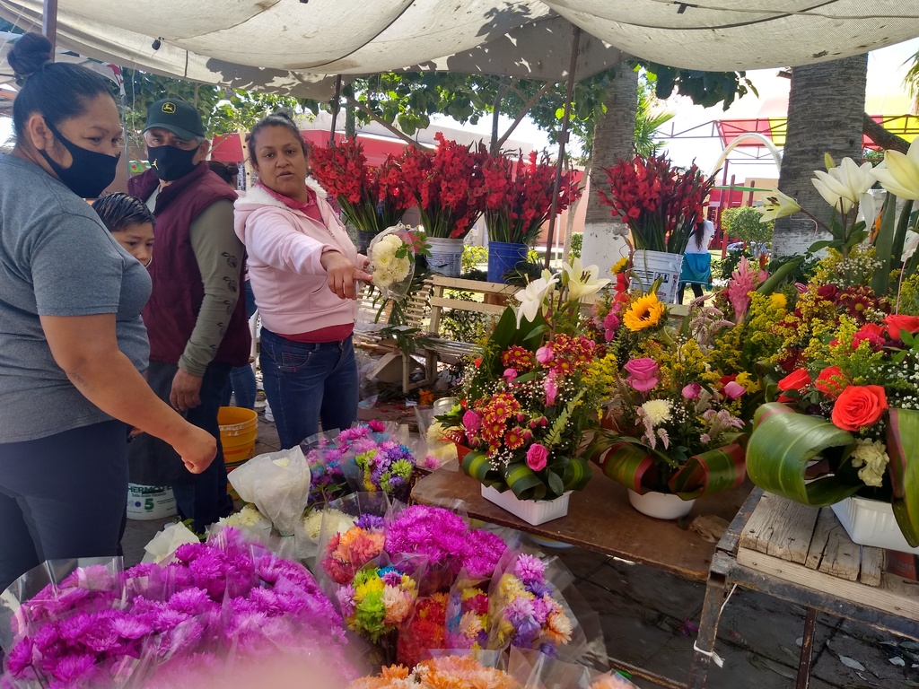 Los vendedores de flores estaban muy desilusionados, pues no alcanzarían a recuperar la inversión que hicieron para comprar el producto. (EL SIGLO DE TORREÓN) 
