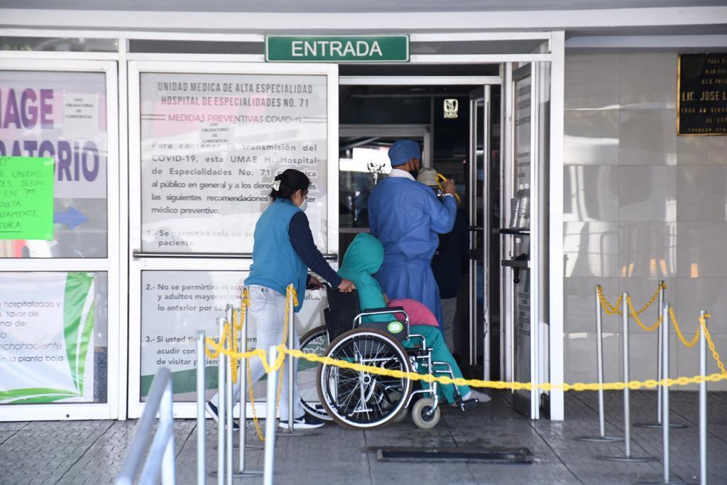 La Unidad Médica de Alta Especialidad (UMAE) número 71 del Instituto Mexicano del Seguro Social (IMSS) que es la clínica con mayor capacidad de camas COVID en la ciudad está casi al 100% de ocupación pues hay 98 pacientes hospitalizados y sólo quedan dos camas disponibles.
(FERNANDO COMPEÁN)