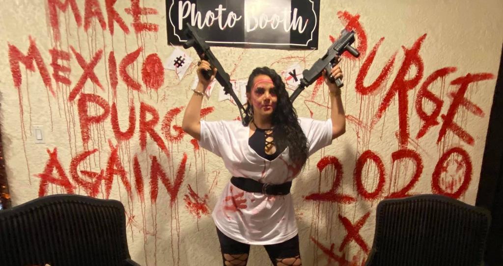 La regidora posó en compañía de su familia con mascaras y 'armas', junto a una pared manchada de 'sangre' en la que se lee la frase 'Hagamos que México purgue otra vez' (ESPECIAL) 