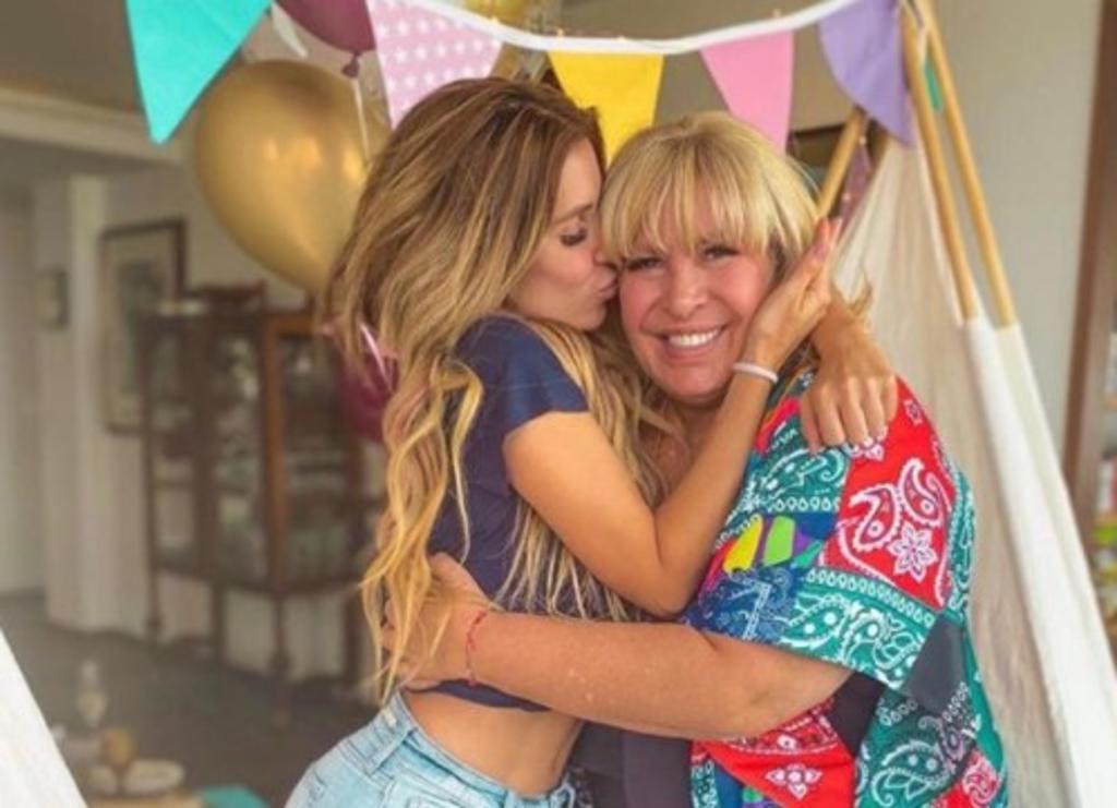 Las cámaras de TV Notas captaron desde el exterior de la funeraria donde era velada en la Ciudad de México, a Andrea Escalona, su hija y a su hermana, la también productora Andrea Rodríguez. (Especial) 