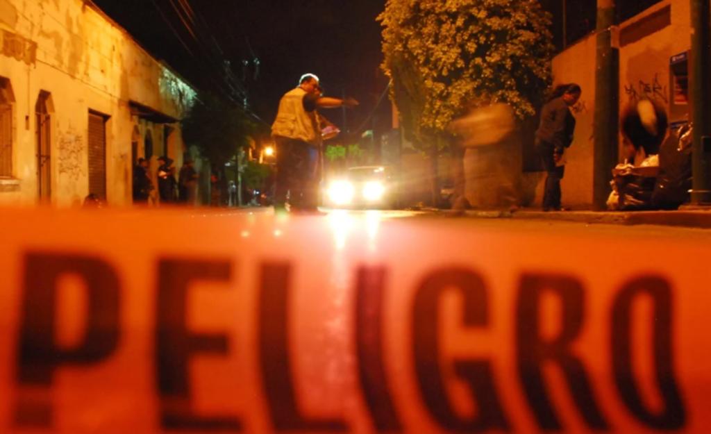 Vecinos de la Sindicatura de Benito Juárez, en Guasave, reportaron que del vehículo abandonado salían olores fétidos, por lo que elementos de la Policía Municipal acudieron a revisarlo y descubrieron los cuerpos.
(ARCHIVO)