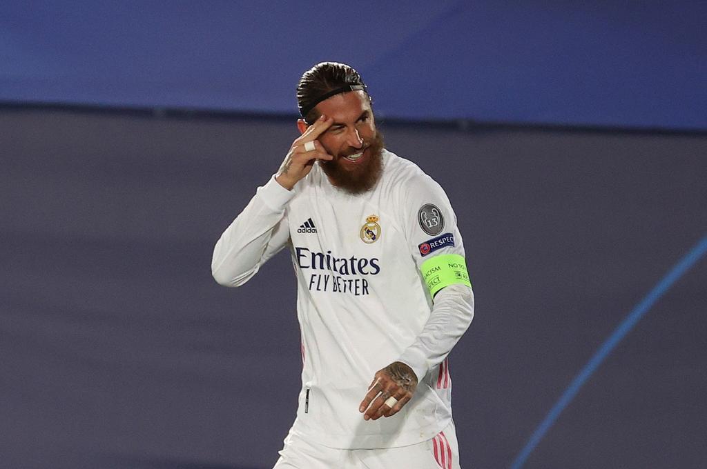 Sergio Ramos volvió a añadir este jueves su nombre a los libros de historia del Real Madrid ya que con su gol frente al Inter de Milán, en el partido correspondiente a la fase de grupos de la Liga de Campeones, alcanzó la cifra de los 100 con la camiseta blanca en 659 partidos. (ARCHIVO)