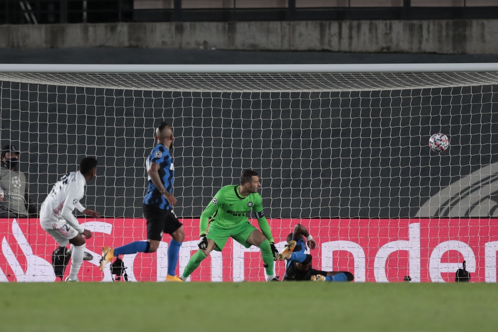 El brasileño Rodrygo (i) marcó a los 80 minutos el tanto de la victoria para el Real Madrid, que derrotó en casa 3-2 al Inter. (AP)