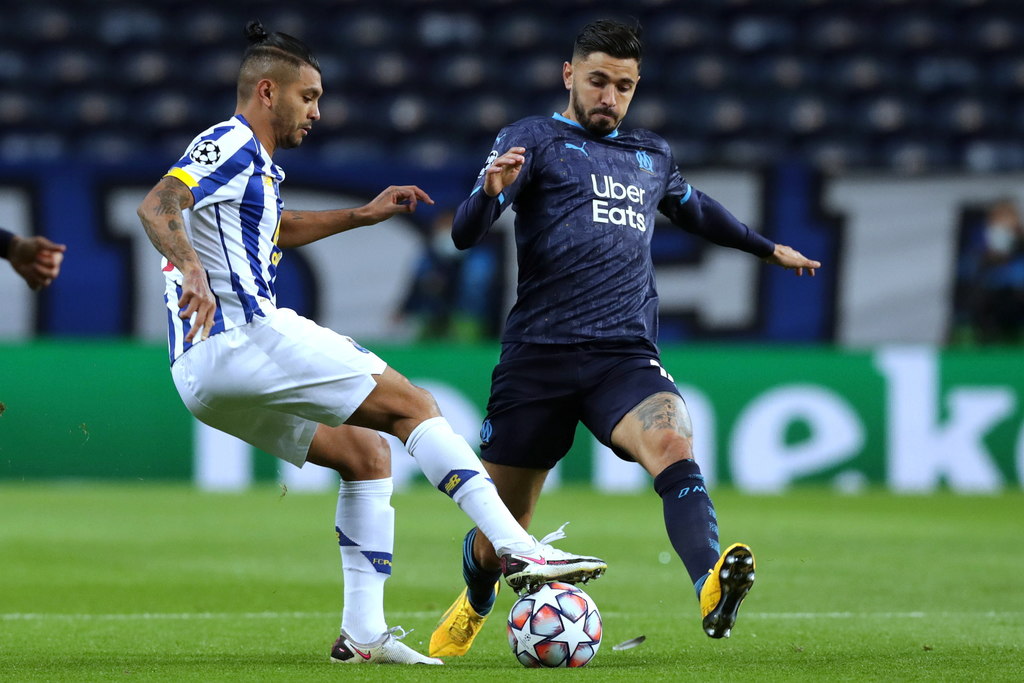 Jesús 'Tecatito' Corona (i) puso un pase de gol y provocó un penal, en la victoria del Porto 3-0 sobre el Marsella. (EFE)
