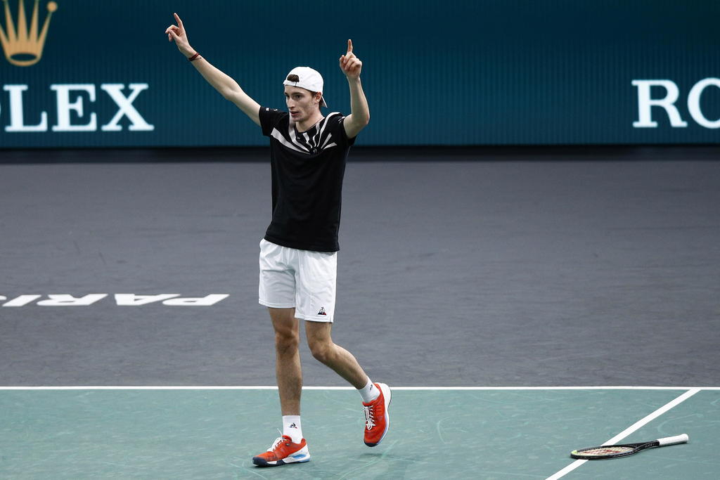 En una larga batalla, Ugo Humbert venció 7-6, 6-7, 7-6 a Stefanos Tsitsipas, para avanzar a la tercera ronda en el Masters 1000 de París. (EFE)