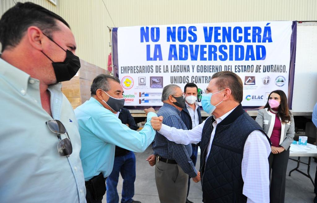 Empresarios de La Laguna se sumaron a los esfuerzos del gobierno estatal en el combate contra el COVID-19 y entregaron al gobernador José Rosas Aispuro, insumos médicos. (CORTESÍA) 