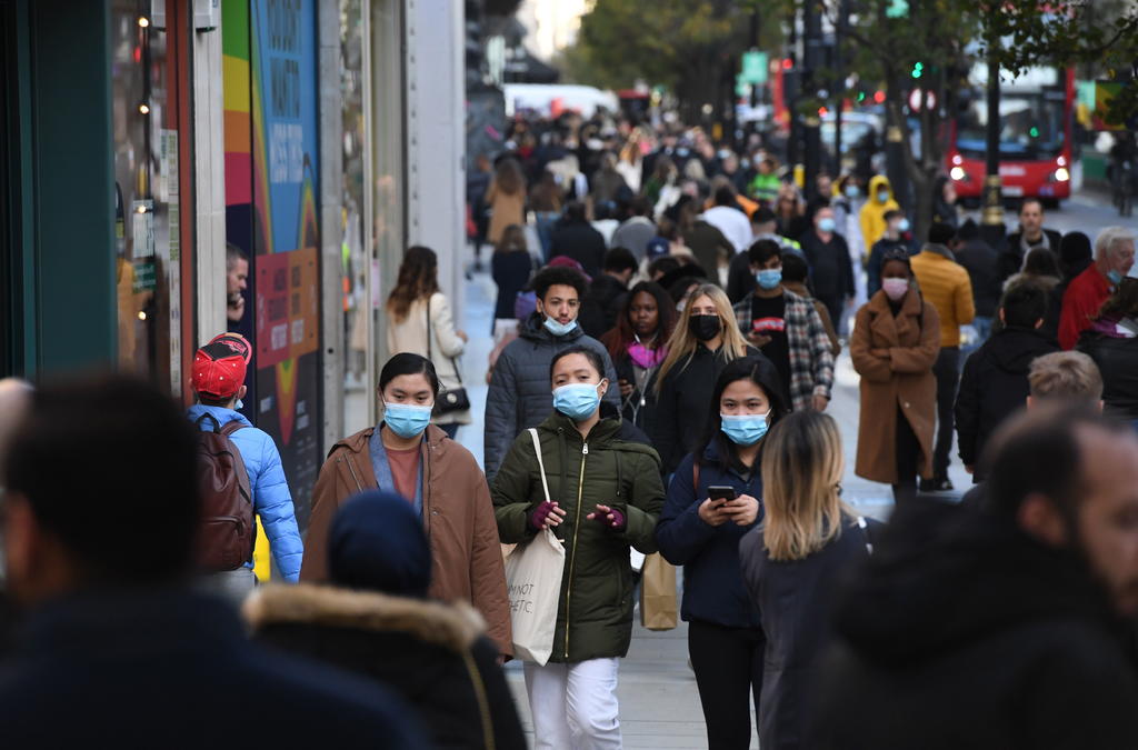 El Parlamento británico aprobó este miércoles con holgura las medidas de confinamiento en Inglaterra dispuestas por el Gobierno para tratar de frenar la segunda ola del coronavirus; restricciones que entrarán en vigor a partir de la medianoche y durarán al menos hasta el 2 de diciembre. (ARCHIVO) 

 