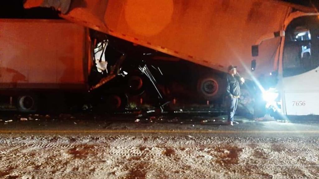 Tras el fuerte impacto, el camión de pasajeros terminó incrustado en el segundo remolque del tráiler, mismo que por el impacto se levantó y acabó sobre el primer remolque del mismo vehículo.
(EL SIGLO DE TORREÓN)