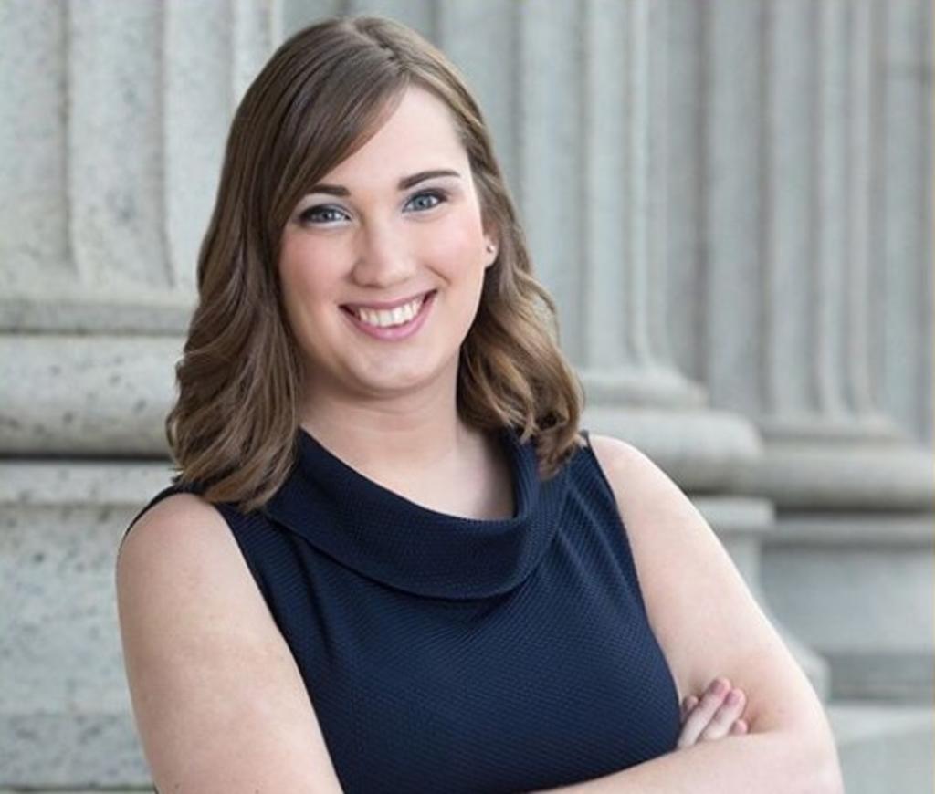 Sarah McBride hizo historia este martes en las elecciones de EUA al convertirse en la primera senadora estatal abiertamente transgénero de la historia del país, tras lograr un escaño en la Cámara Alta del estado de Delaware. (Especial) 