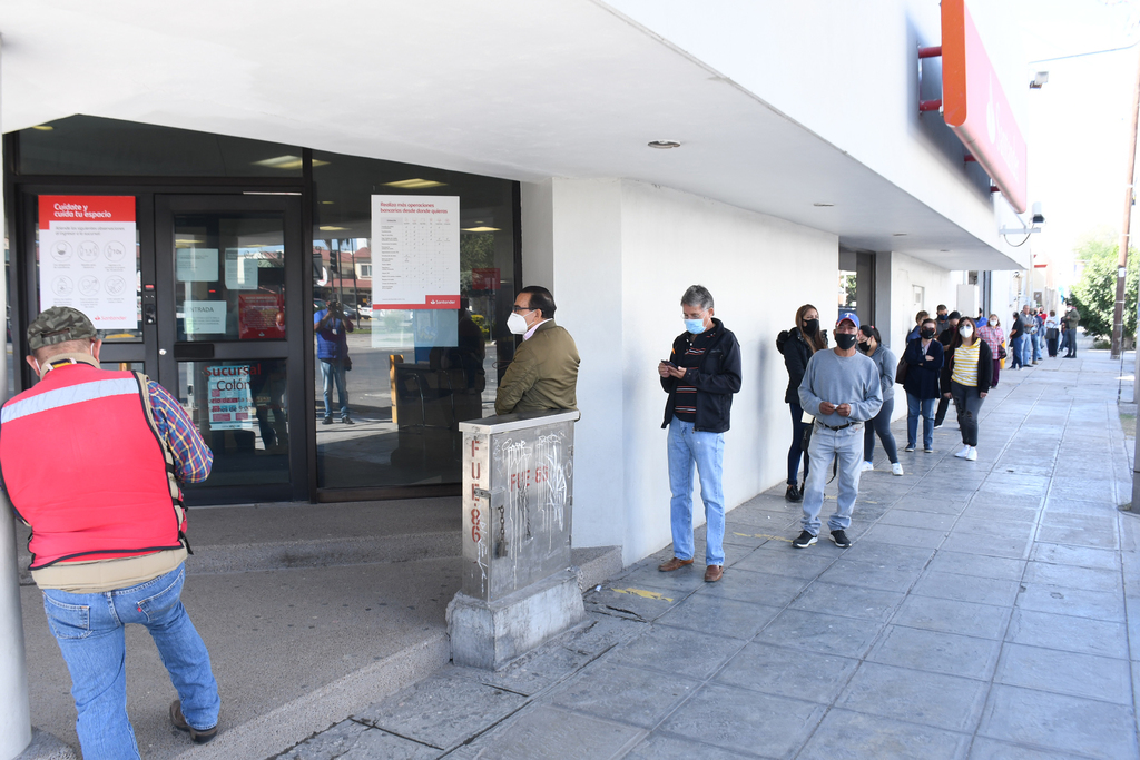 El alcalde de Torreón lanzó un llamado a las oficinas centrales de bancos en México a que reflexionen sobre los cierres de sucursales. (FERNANDO COMPEÁN)