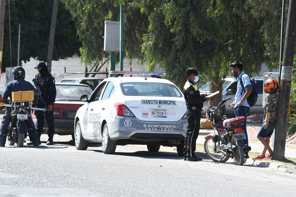 En un solo de día de operativo contra motociclistas en Gómez Palacio, las autoridades pueden llegar a levantar hasta 30 infracciones por varios conceptos. (EL SIGLO DE TORREÓN)